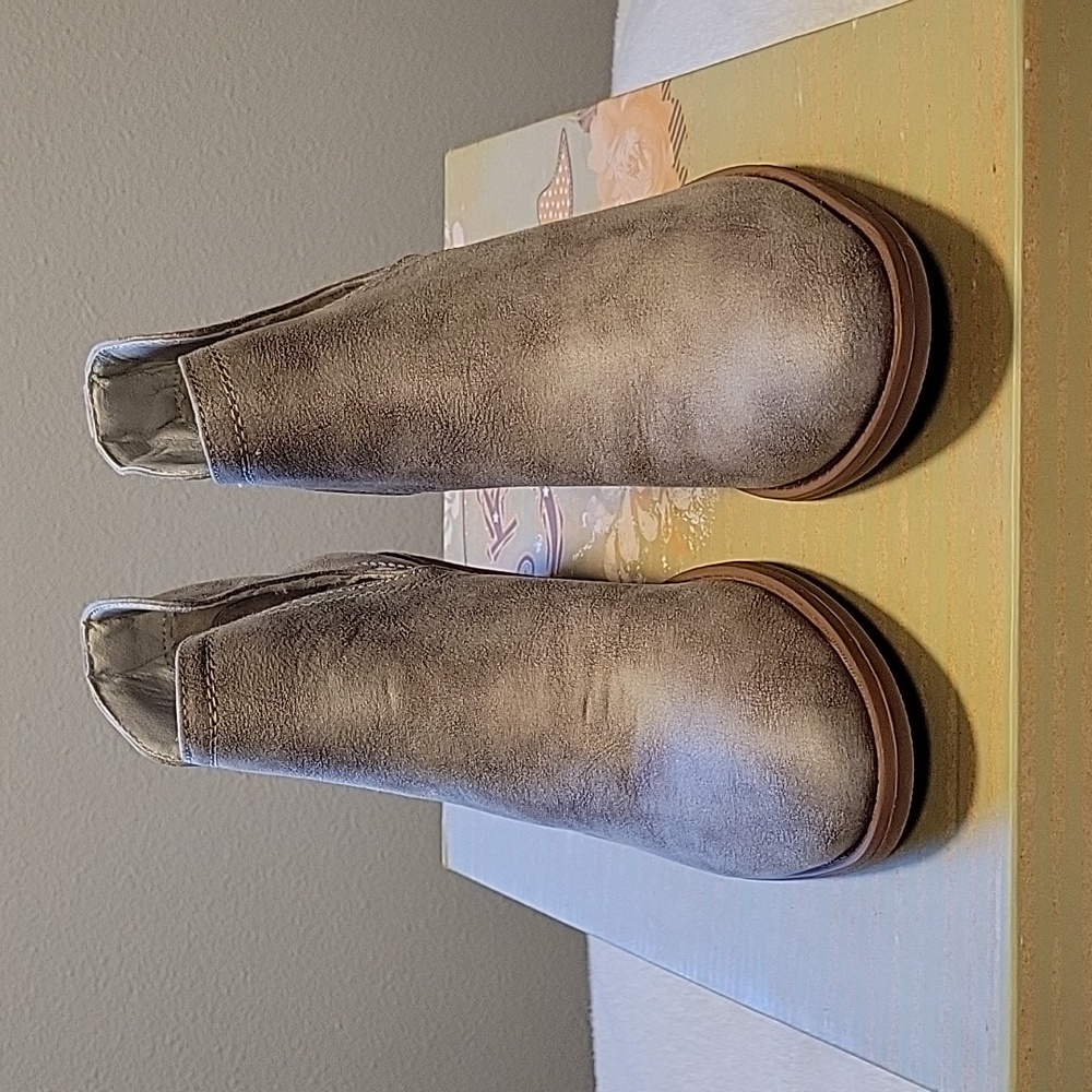 Very G Reagan Ankle Boots, NIB - Picture 3 of 10